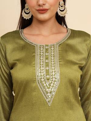Green silk blend embroidered kurta with pant and dupatta 4