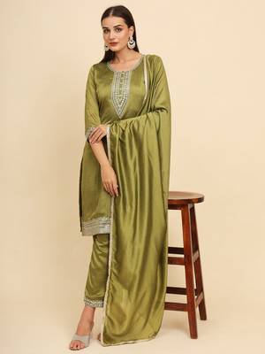 Green silk blend embroidered kurta with pant and dupatta 5