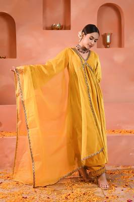 Yellow velvet kurta set 1