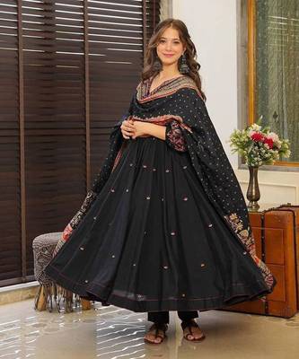 Stitched Black Embroidered Chiffon Kurta Pant Set with Dupatta 1