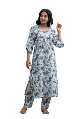 Sweet heart neck with curved sleeve kurta set 2