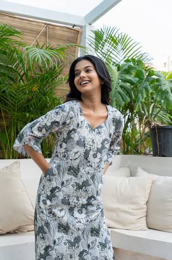 Sweet heart neck with curved sleeve kurta set