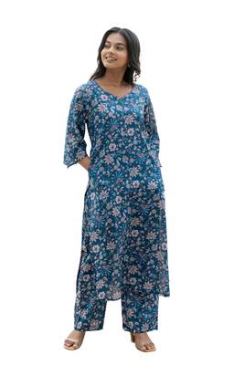 Sweetheart neck with flared v sleeve printed cotton kurta set 2