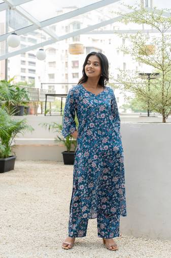 Sweetheart neck with flared v sleeve printed cotton kurta set