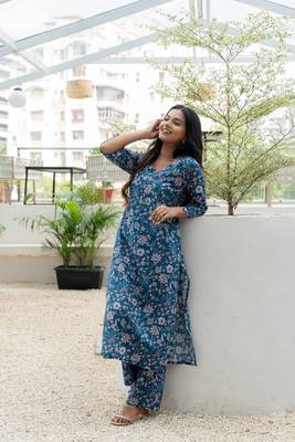 Sweetheart neck with flared v sleeve printed cotton kurta set 3