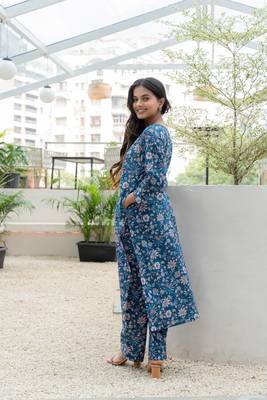 Sweetheart neck with flared v sleeve printed cotton kurta set 4