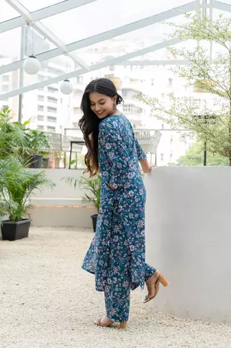 Sweetheart neck with flared v sleeve printed cotton kurta set