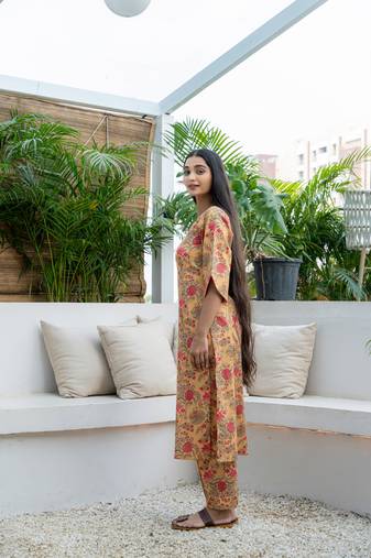 Sweet heart neck with curved sleeve kurta set