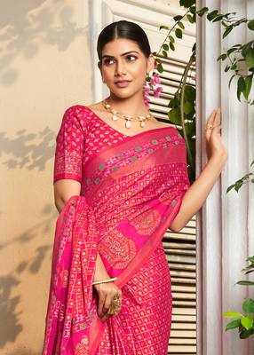 magenta poly viscose georgette geometric pattern banarasi saree 3