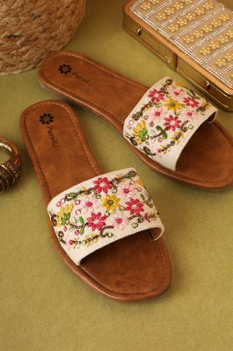 Women embellished embroidered canvas flip-flop flats