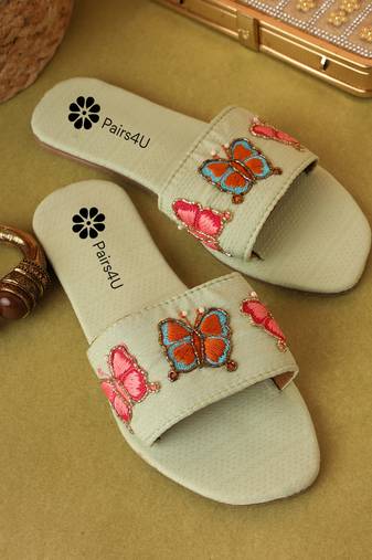 Women embellished embroidered canvas flip-flop flats