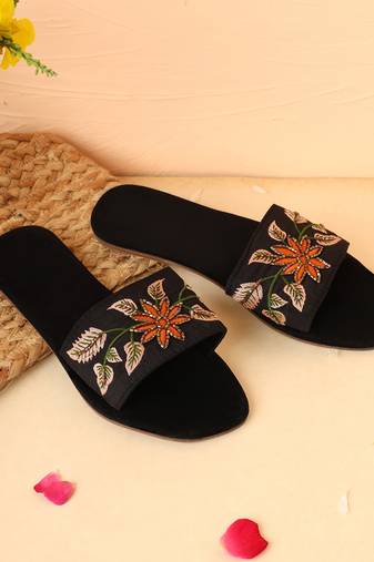 Women embellished embroidered canvas flip-flop flats