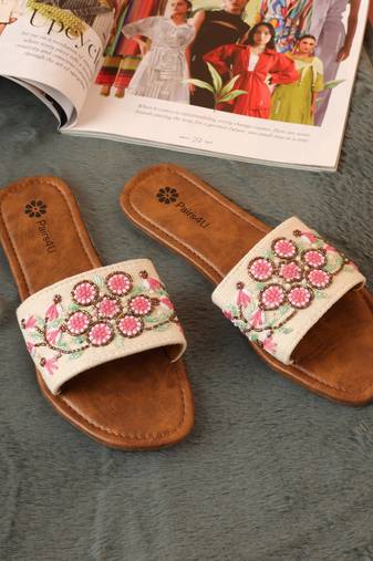 Women embellished embroidered canvas flip-flop flats