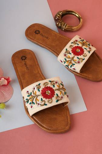 Women embellished embroidered canvas flip-flop flats