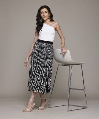 Black arabesq printed pleated skirt by label ritu kumar 1