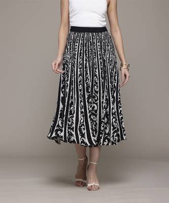Black arabesq printed pleated skirt by label ritu kumar 5