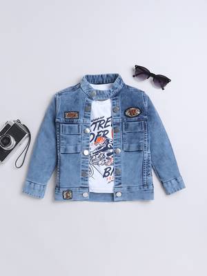Light blue printed t-shirt with front pocket buttoned denim jacket 1