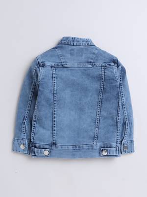 Light blue printed t-shirt with front pocket buttoned denim jacket 2