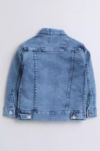 Light blue printed t-shirt with front pocket buttoned denim jacket