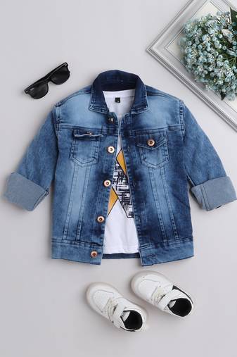 Blue printed t-shirt with buttoned denim jacket