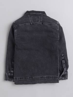 Black printed t-shirt with front pocket denim jacket 2