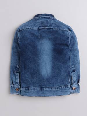 Blue printed t-shirt with buttoned denim jacket 2