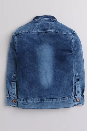 Blue printed t-shirt with buttoned denim jacket