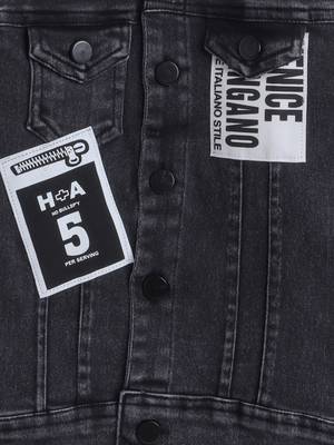 Black printed t-shirt with front pocket denim jacket 5