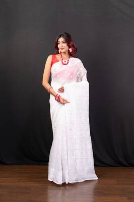 White cotton jamdani saree with self woven motifs 1