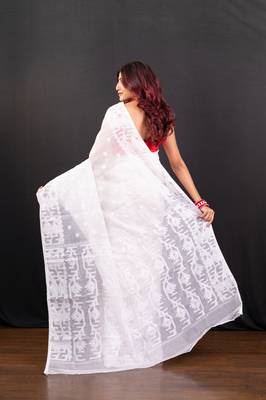 White cotton jamdani saree with self woven motifs 3