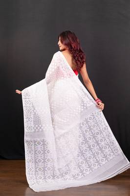 White cotton jamdani saree with self woven motifs and golden booti 3