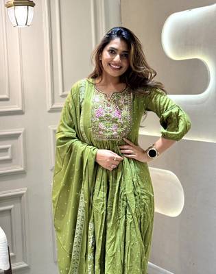 Green Women's Cotton Pleated Kurta Pant and Dupatta Set 4