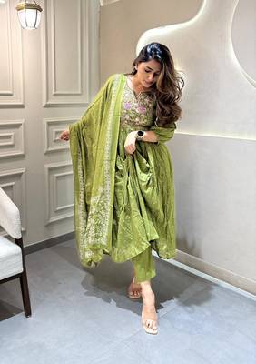 Green Women's Cotton Pleated Kurta Pant and Dupatta Set 5