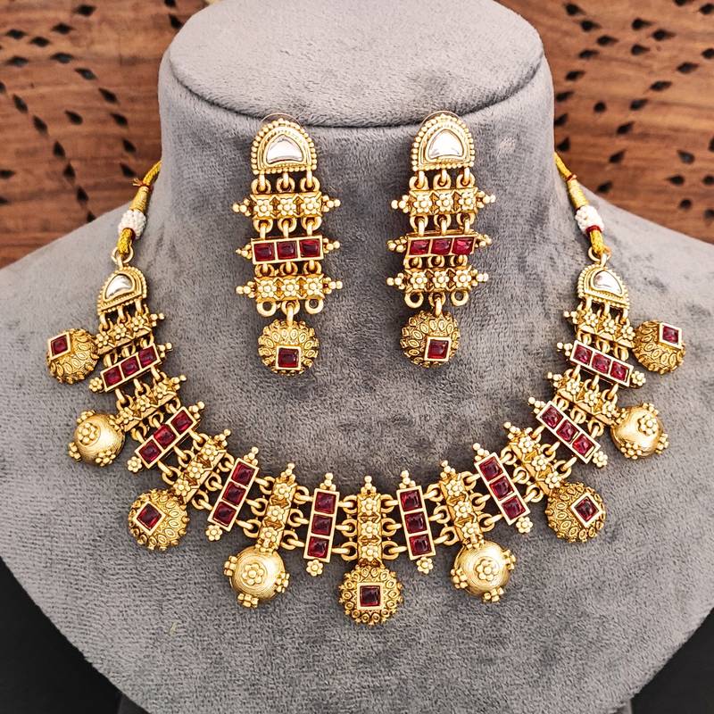 Traditional gold-plated necklace and earrings set with red stones, antique design, wedding jewellery