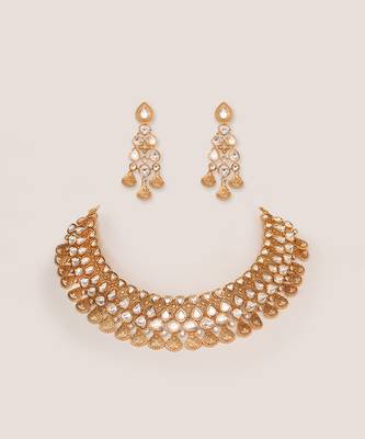 Dramatic and stylish kundan polki set with matching earrings 2