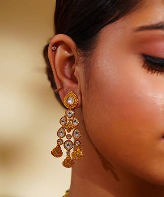Elegant and stylish pair of kundan haathphools 3
