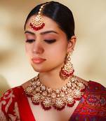 Bold and dramatic kundan necklace with earrings and maangtikka