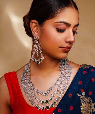 Bold and dramatic emerald 3 line diamond set with earrings 1