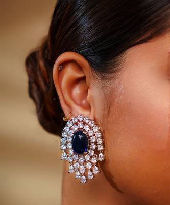 Elegant and classy sapphire pendant diamond necklace set 2