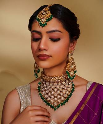 Bold and dramatic kundan necklace with earrings and maangtikka 1