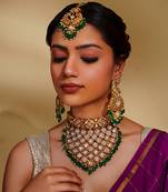 Bold and dramatic kundan necklace with earrings and maangtikka
