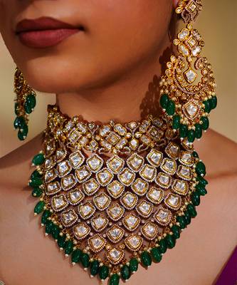 Bold and dramatic kundan necklace with earrings and maangtikka 2