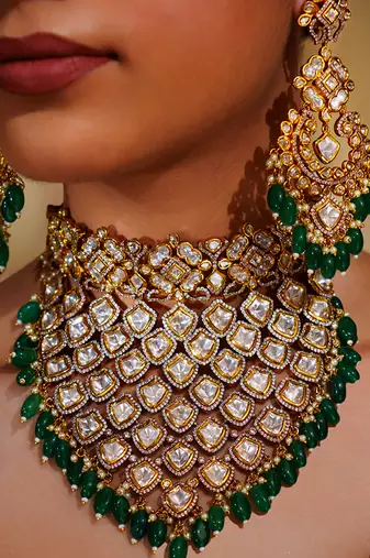 Bold and dramatic kundan necklace with earrings and maangtikka