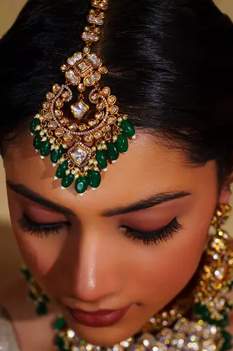 Bold and dramatic kundan necklace with earrings and maangtikka