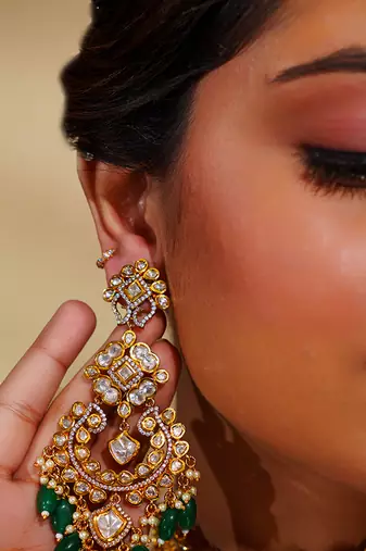 Bold and dramatic kundan necklace with earrings and maangtikka
