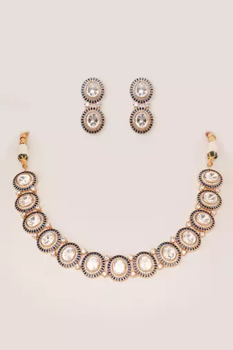 Classy kundan necklace with elegant pair of earrings.