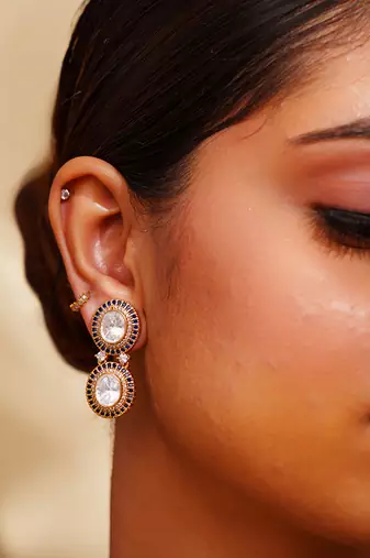 Classy kundan necklace with elegant pair of earrings.