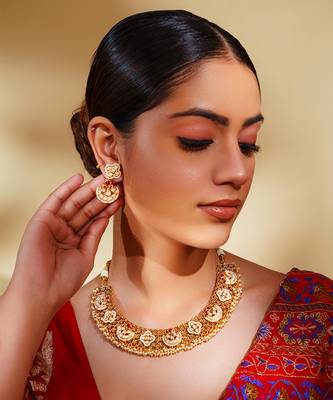 Classy kundan necklace with elegant pair of earrings. 1