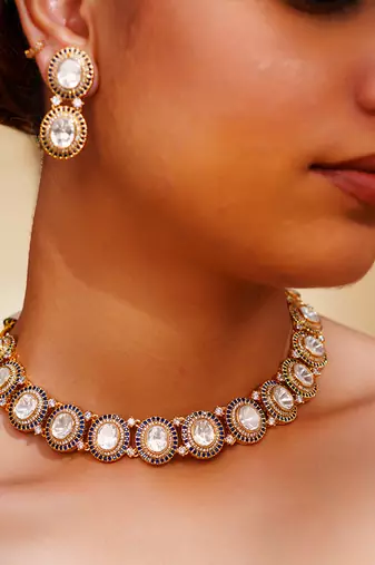 Classy kundan necklace with elegant pair of earrings.