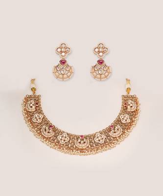 Classy kundan necklace with elegant pair of earrings. 2